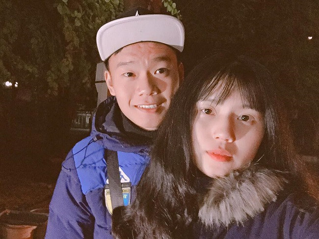 Bạn gái Thành Chung - Ngô Tố Uyên (sinh năm 2000, quê Tuyên Quang). Đôi trẻ bên nhau tới nay được gần 3 năm. Nửa kia của trung vệ tuyển Việt Nam được khen có ngoại hình xinh xắn, cuốn hút.