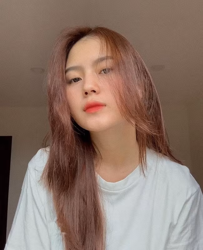 Thành Chung lần đầu công khai ảnh bạn gái trên trang cá nhân vào cuối năm 2017. "Bên anh thôi đừng đi đâu", trung vệ 22 tuổi viết. Màn bày tỏ "sến súa" của anh bị nhiều đồng đội như Đình Trọng, Trọng Đại trêu chọc.