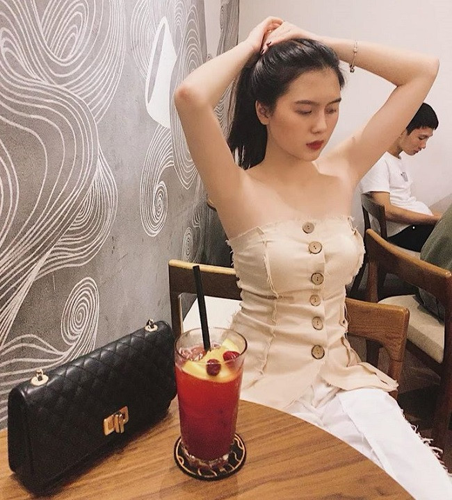 Tố Uyên từng chia sẻ, cô lần đầu chạm mặt Thành Chung ở một quán cà phê tại Tuyên Quang. Thay vì hình ảnh "soái ca" sơ mi trắng như 10X nghĩ, Chung giản dị diện áo phông, quần đùi và đi dép lê.