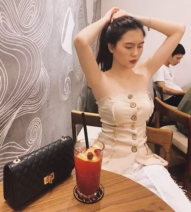 Tố Uyên từng chia sẻ, cô lần đầu chạm mặt Thành Chung ở một quán cà phê tại Tuyên Quang. Thay vì hình ảnh "soái ca" sơ mi trắng như 10X nghĩ, Chung giản dị diện áo phông, quần đùi và đi dép lê.