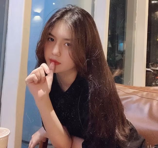 Bên nhau đã lâu, Thành Chung và Tố Uyên thường xuyên khoe ảnh chụp chung lên mạng song mỗi lần xuất hiện lại khiến dân mạng ngưỡng mộ và không kém phần ghen tỵ khi luôn dành cho nửa kia lời có cánh.