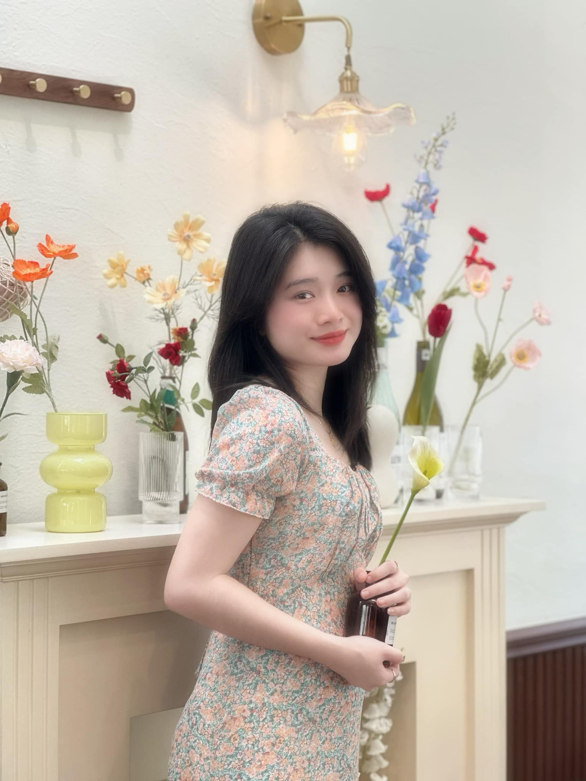 Nữ giáo viên cho biết, thời điểm đó khá bất ngờ khi chỉ sau một đêm hình ảnh bản thân lan truyền rộng rãi trên khắp các trang mạng xã hội.