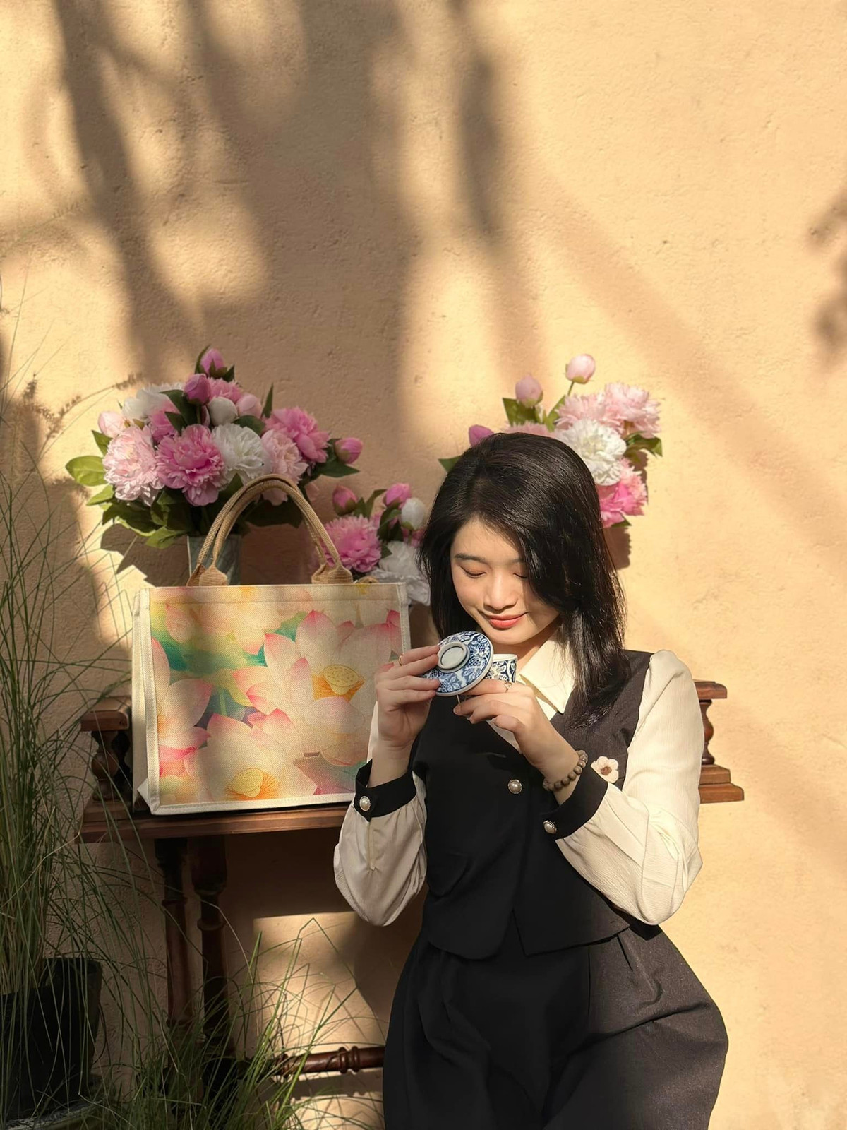 Thái Vy cho biết: "Từng có một số người bảo tôi đến trường chỉ để quay TikTok không chú trọng vào việc giảng dạy, điều này khiến tôi khá buồn và áp lực...