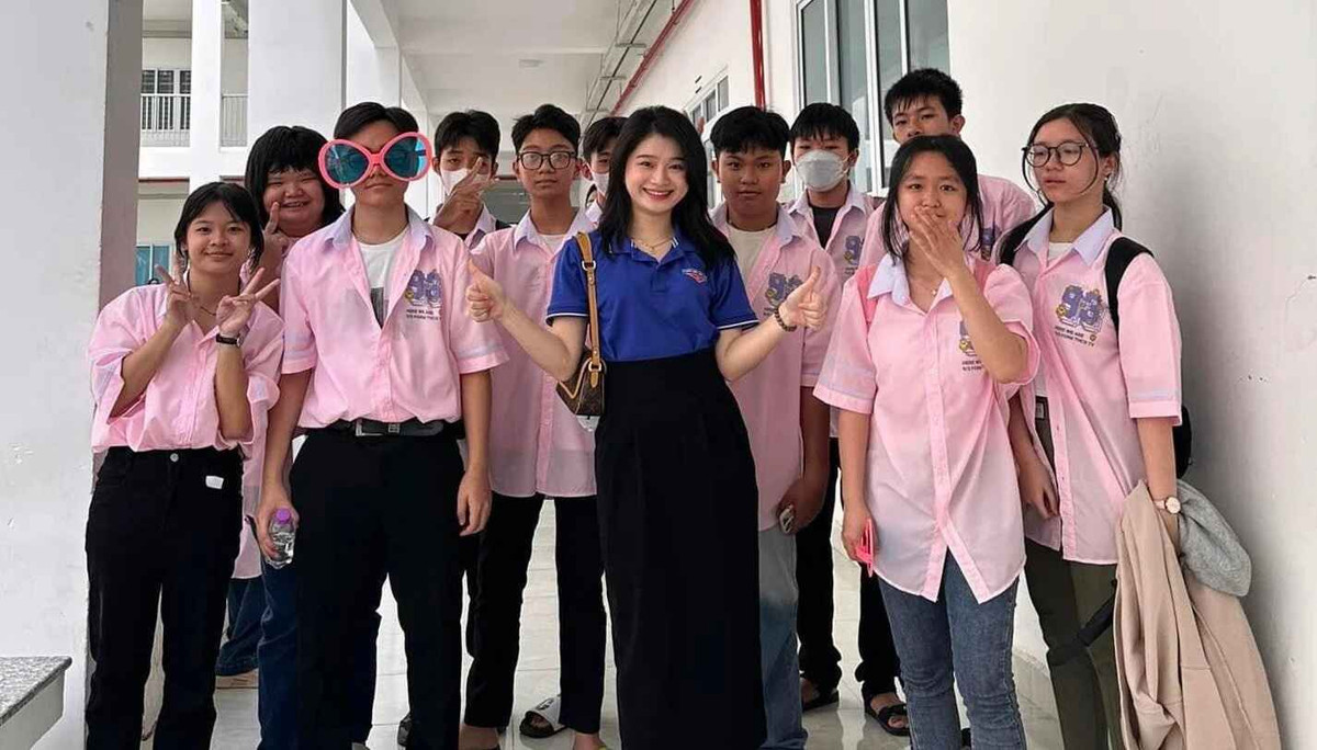 Cô giáo Lê Nguyễn Thái Vy (sinh năm 1999) hiện là giáo viên môn Ngữ văn bậc THPT của trường Cao đẳng Kỹ thuật Công nghệ Nha Trang (tỉnh Khánh Hòa).