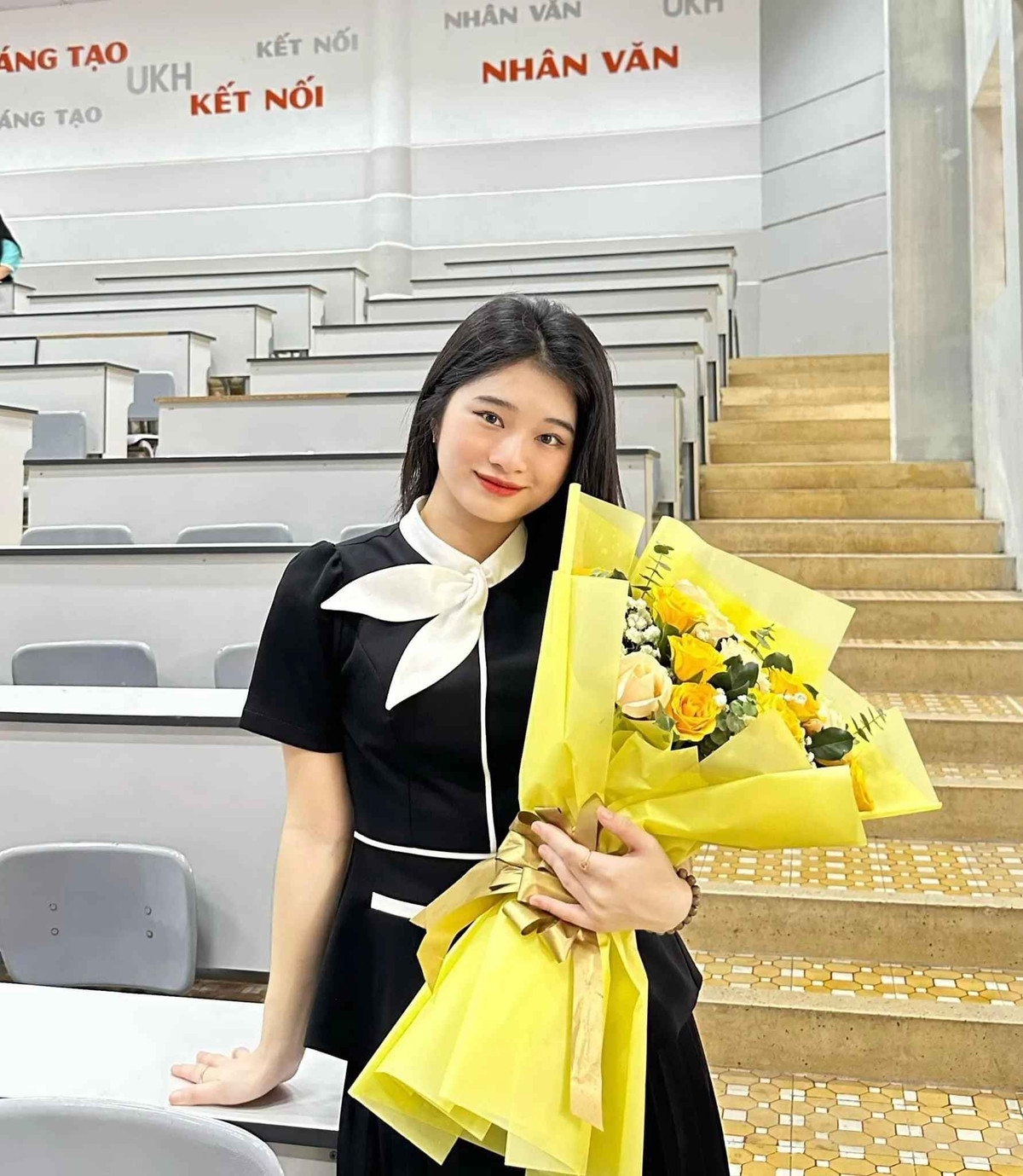 Bên cạnh những tiết học nghiêm túc, nữ giáo viên luôn cởi mở, thân thiện trong lớp học lẫn bên ngoài nhà trường để gắn kết với học sinh.