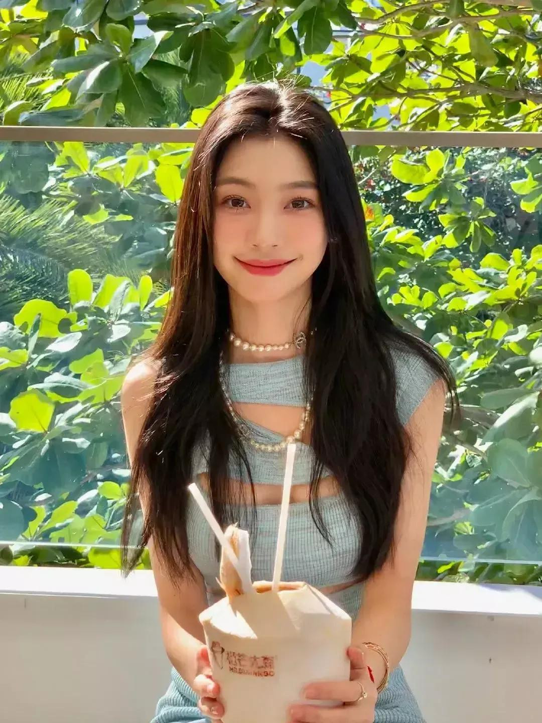 Yi Mengling là một trong những hot girl cực kỳ nổi tiếng trên Tiktok. Cô nàng sở hữu gương mặt đẹp, vóc dáng mảnh mai cùng gu thời trang gợi cảm.