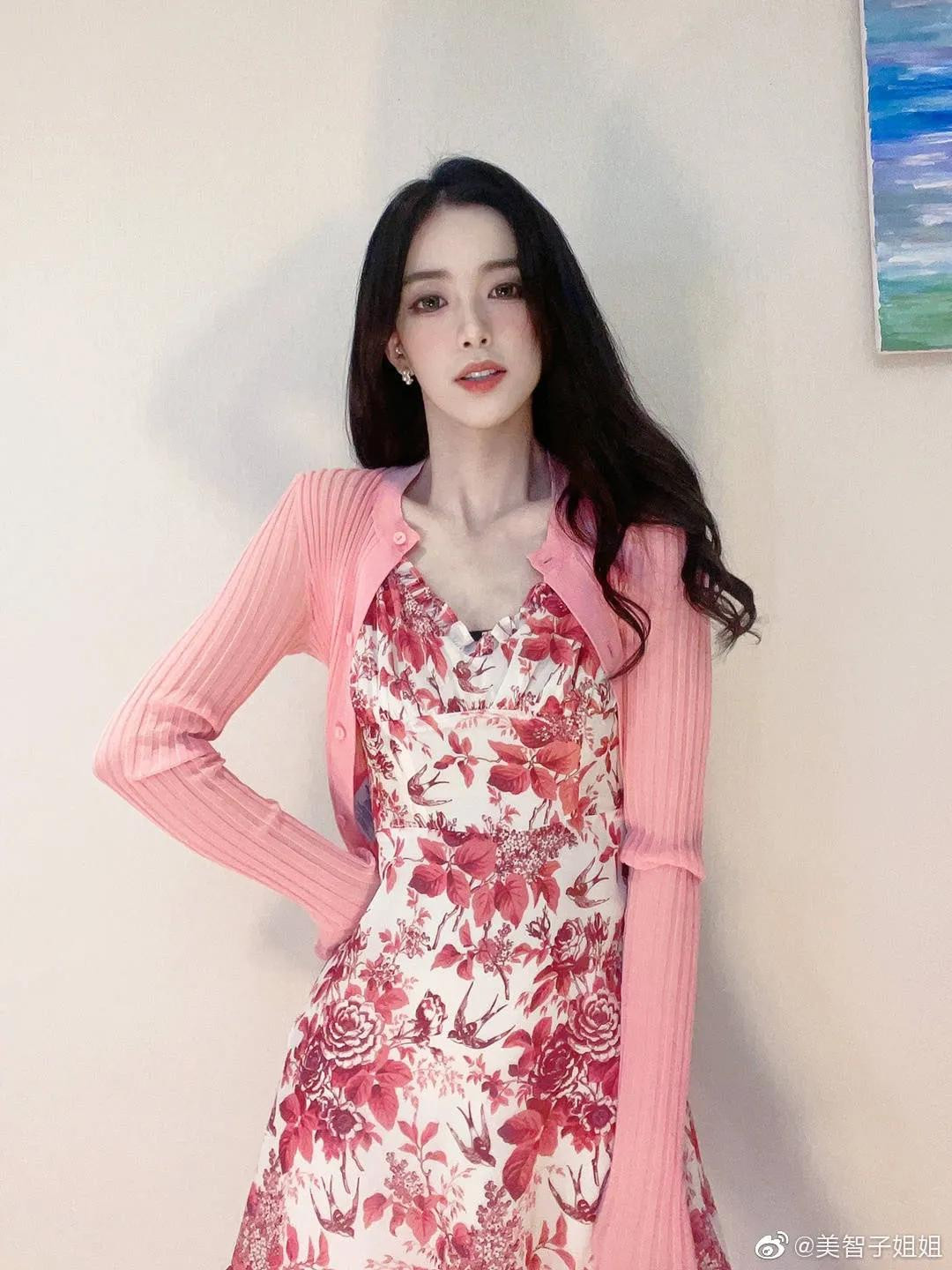 Nhiều cư dân mạng xem xong video đó cũng đã nhận xét hot girl này trông rất bình thường, không xứng với danh xưng "Đệ nhất mỹ nữ Douyin" mà mọi người tung hô.