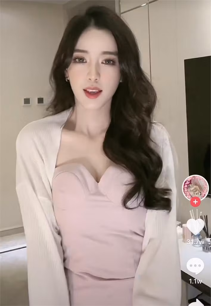 Sở hữu lượng fan hùng hậu lên tới 5 triệu follow, Velociraptor chinh phục cư dân mạng với loạt video khoe nhan sắc, body và chất giọng thuộc hạng cực phẩm.