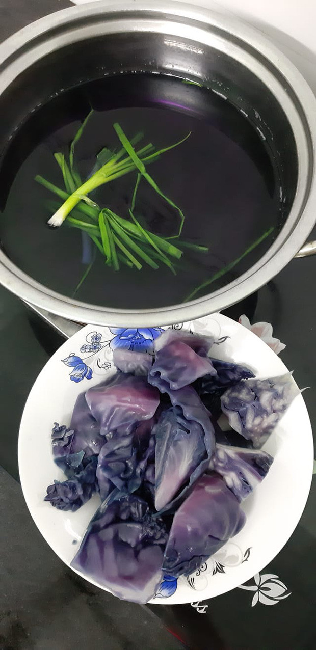 Trong ảnh, có thể thấy phần nước luộc bắp cải chuyển sang màu "tím lịm tìm sim", còn những miếng bắp cải thì loang lổ chỗ trắng, chỗ tím, chỗ xanh trông cứ như… bị đột biến!