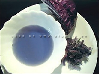Một mẹo hay để luộc bắp cải tím vẫn giữ màu sắc đẹp mắt chính là cho thêm tí giấm ăn hoặc nước cốt chanh vào nước luộc.