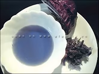 Một mẹo hay để luộc bắp cải tím vẫn giữ màu sắc đẹp mắt chính là cho thêm tí giấm ăn hoặc nước cốt chanh vào nước luộc.