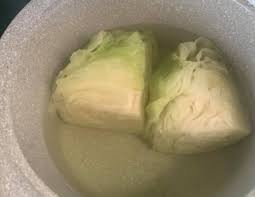 Được vợ nhờ luộc bắp cải nhưng anh chồng chẳng hiểu suy nghĩ gì mà cho nguyên cả cây vào thay vì tách ra từng lá như thường làm.