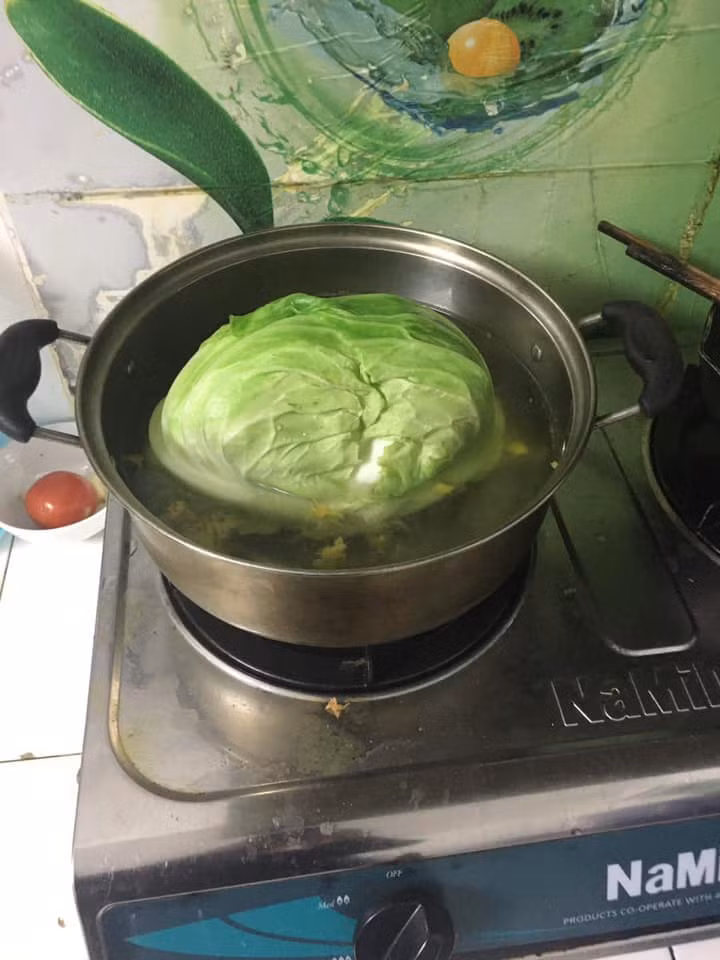 Cách đây chưa lâu, cùng chỉ vì luộc bắp cái chẳng giống ai, anh chồng đã bị cô vợ trẻ bốc phốt trên MXH.