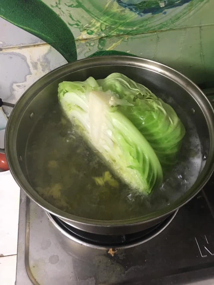 Màn luộc bắp cải bá đạo nhanh chóng trở thành chủ đề bàn tán xôn xao của các dân mạng.