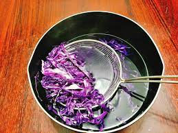 Nếu muốn chế biến bắp cải tím, hãy nhớ cho thêm một ít giấm ăn hoặc nước cốt chanh để bắp cải giữ được màu sắc tươi ngon.
