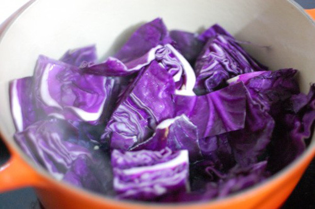 Bắp cải có màu tím khi nấu thường chuyển thành màu xanh, trông không ngon. Vì thế, cách tốt nhất để ăn bắp cải tím là ăn sống.