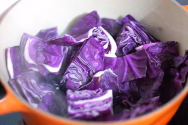Bắp cải có màu tím khi nấu thường chuyển thành màu xanh, trông không ngon. Vì thế, cách tốt nhất để ăn bắp cải tím là ăn sống.