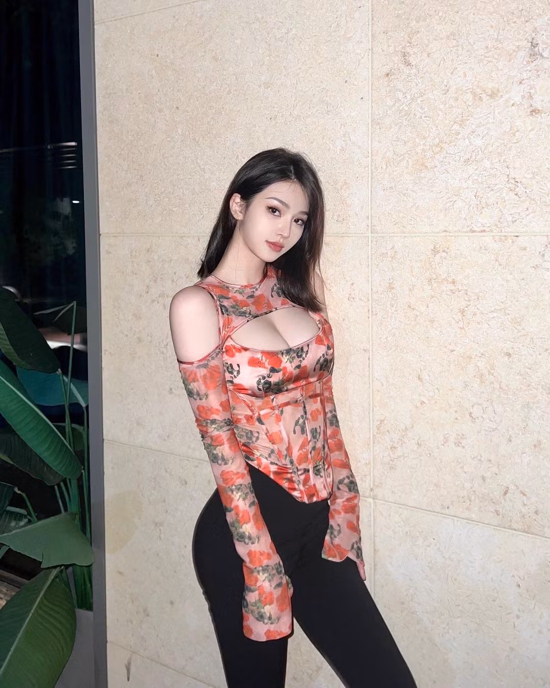 Không chỉ dừng lại ở sự tôn dáng, trang phục của Crissie Lee còn đa dạng, mới mẻ về thiết kế tạo nên ấn tượng thị giác.