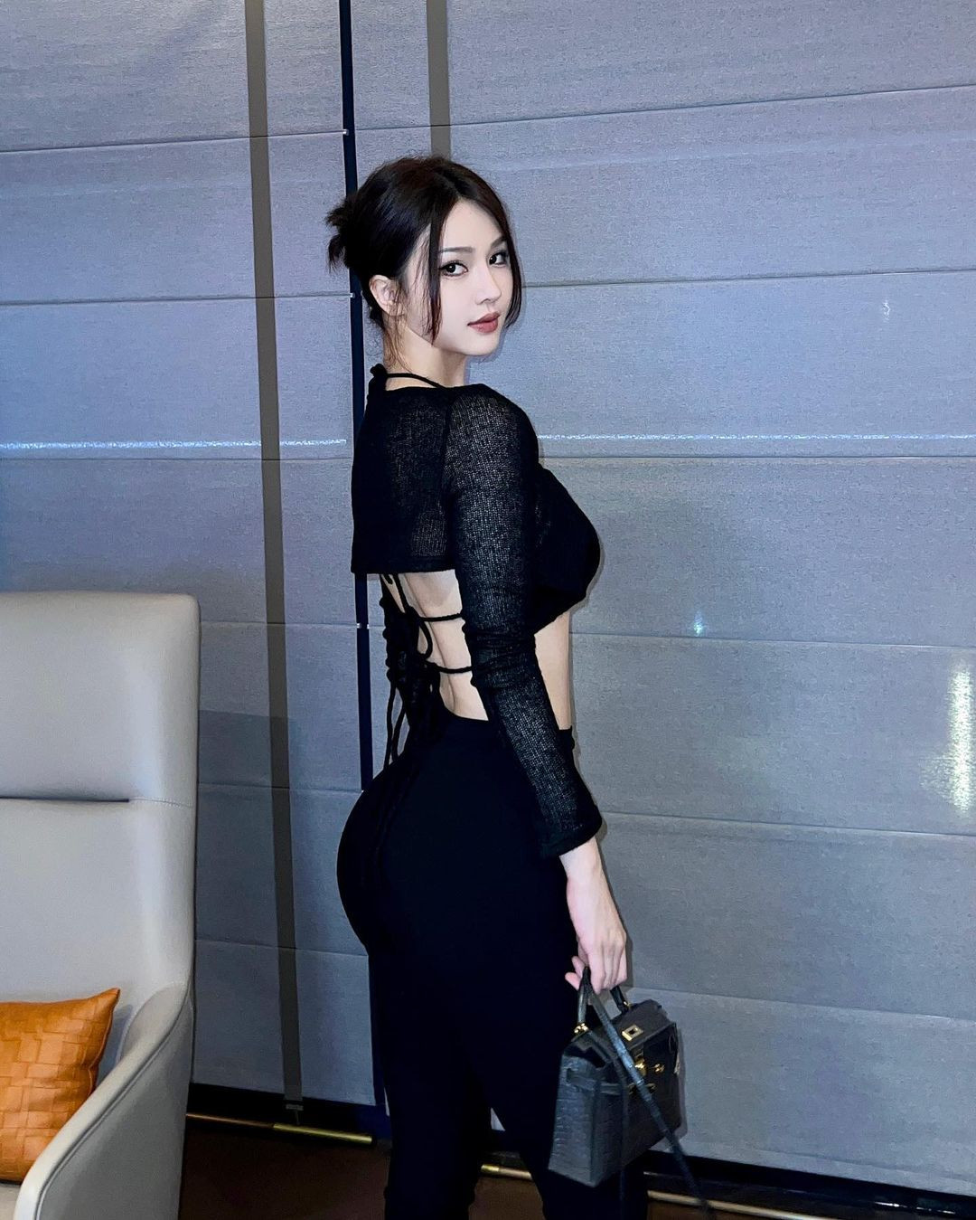 Crissie Lee được các trang tin như Sohu, Sina,... đăng tải thông tin với lời khen cho ngoại hình khả ái cùng phong cách thời trang thu hút. Được biết cô hot girl Trung Quốc sinh năm 1993 đến từ Quảng Châu - Trung Quốc.