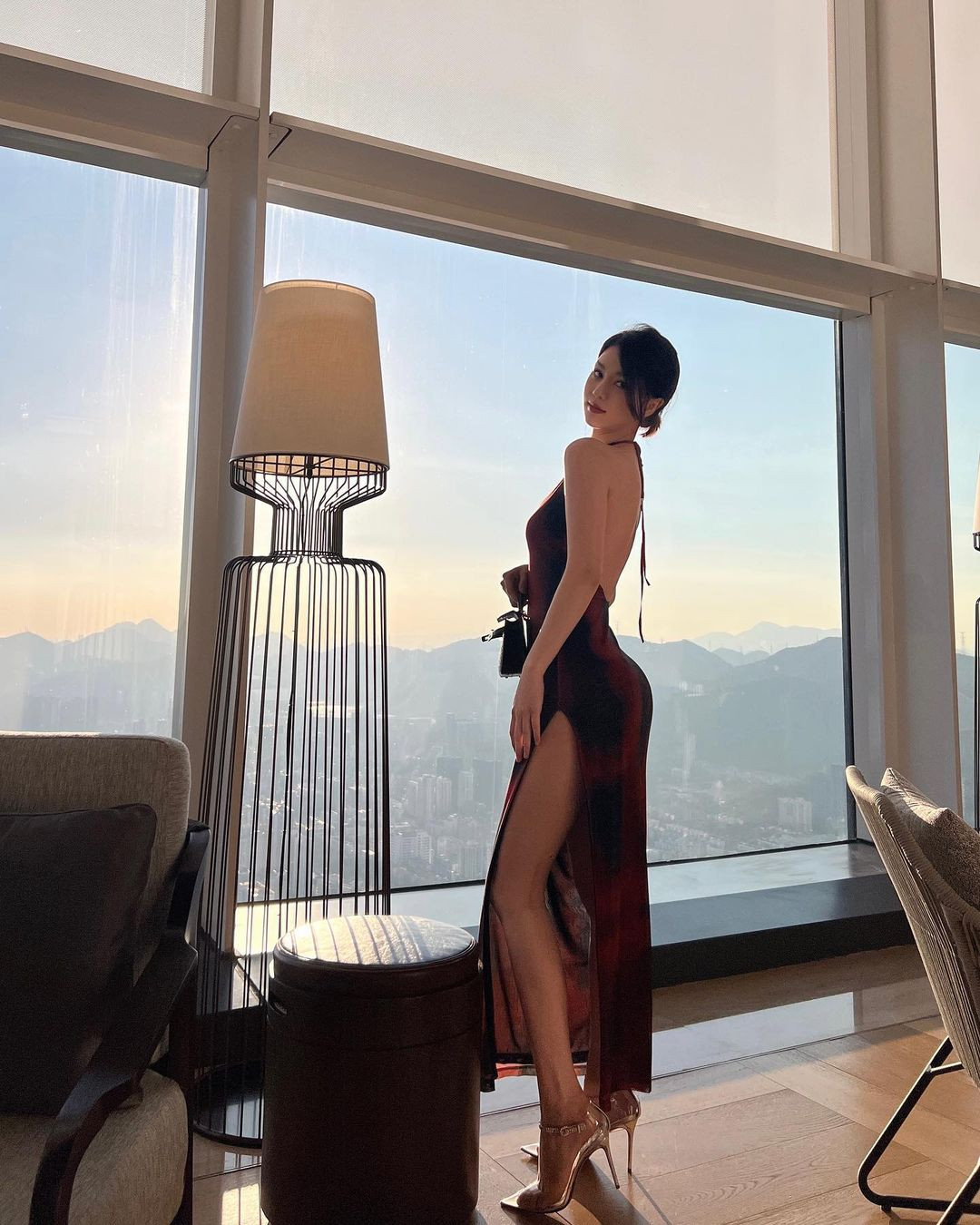 Crissie Lee ưa diện những thiết kế tôn vòng 1 với kiểu cổ sâu hoặc dáng quây. Ngoài ra, không thể thiếu những bộ đồ bó sát.