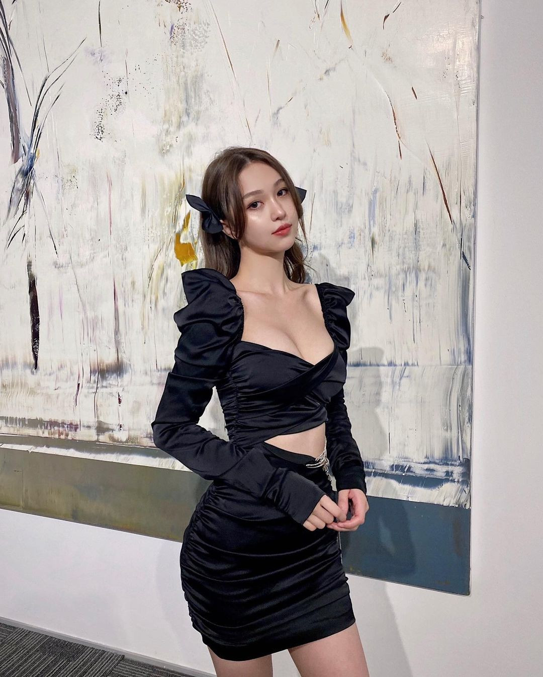 Chẳng những vậy, hot girl 9x này còn có cuộc sống sang chảnh, check - in ở những địa điểm xa hoa và sử dụng đồ hiệu.