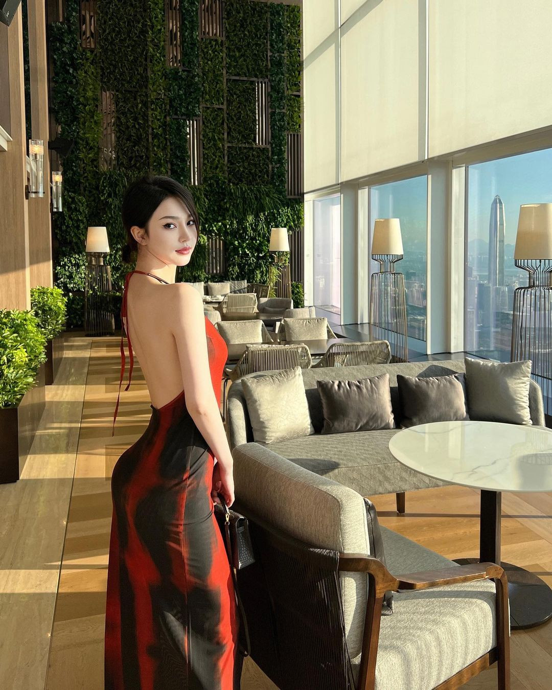 Nét quyến rũ của hot girl Trung Quốc này được thể hiện một cách khéo léo qua những phá cách về trang phục.