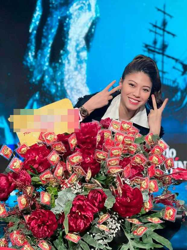 Nhưng ghi dấu ấn đậm nét nhất của MC Ngọc Trinh vẫn là lối dẫn dắt thông minh, sắc sảo, cách truyền tải sáng tạo, cá tính và hấp dẫn người xem cho dù đó là những tin tức tài chính khô khan nhất.