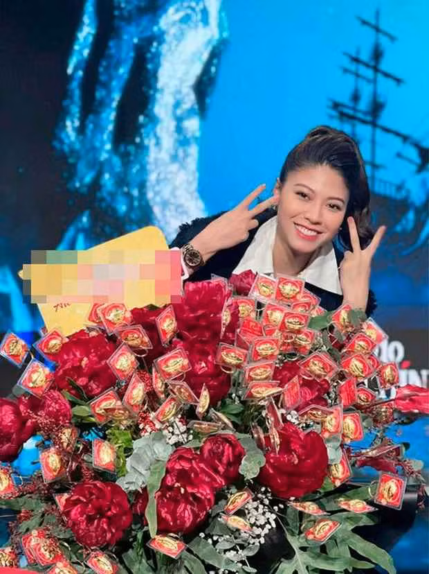 Nhưng ghi dấu ấn đậm nét nhất của MC Ngọc Trinh vẫn là lối dẫn dắt thông minh, sắc sảo, cách truyền tải sáng tạo, cá tính và hấp dẫn người xem cho dù đó là những tin tức tài chính khô khan nhất.