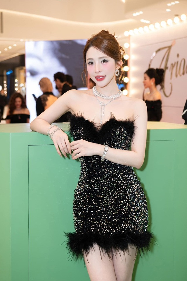 Nàng Miss Audition 2006 nhanh chóng trở thành gương mặt sáng giá trong các cuộc bình chọn, đặc biệt là nhờ vào sự nổi bật trong các bức ảnh và video.