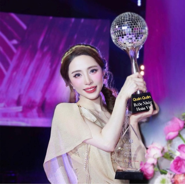 Quỳnh Nga cao ráo, với những đường cong hoàn hảo, đặc biệt là vòng một đầy đặn, vòng eo con kiến và vòng ba săn chắc, tất cả tạo nên một hình thể gợi cảm và khỏe khoắn.