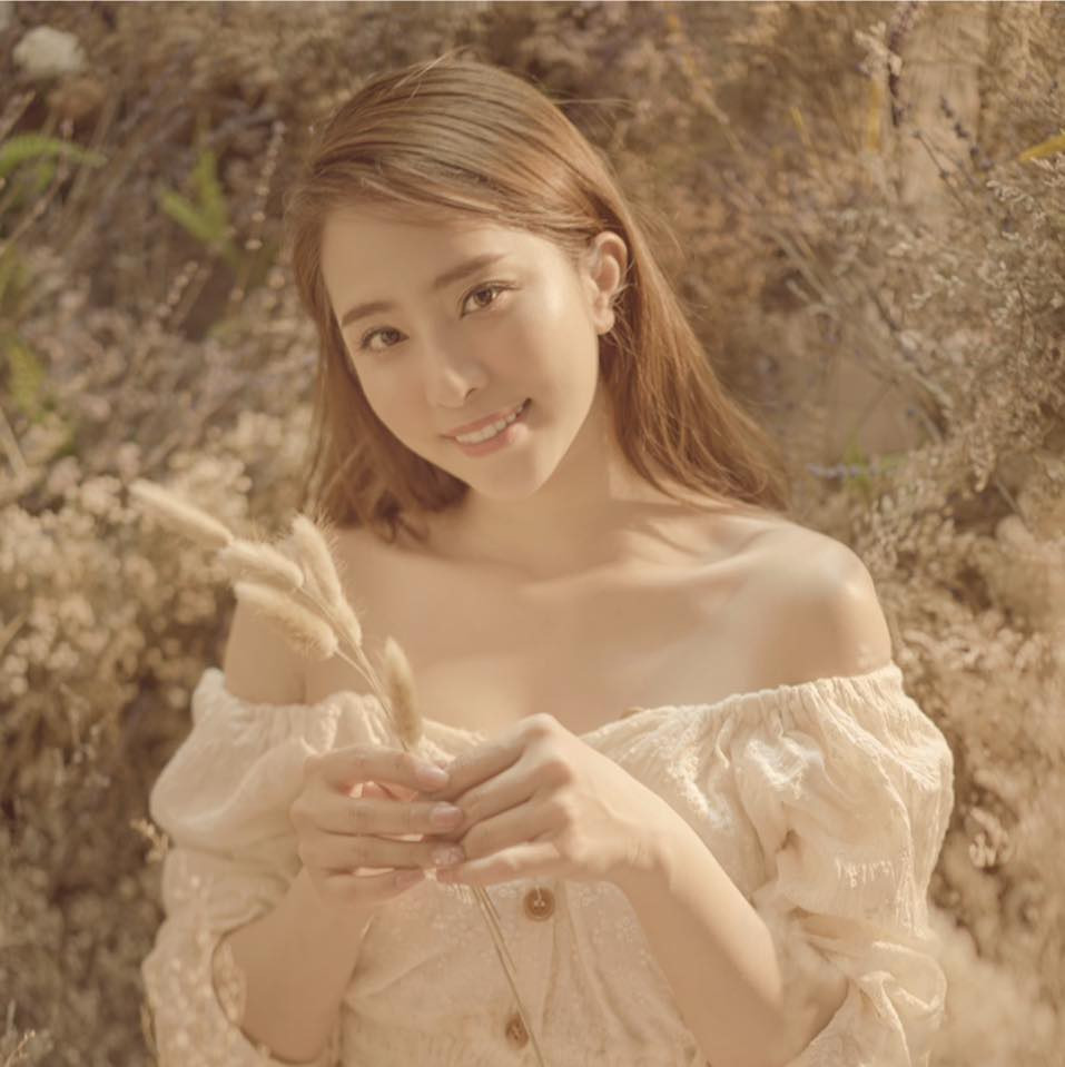 Bên cạnh đó, Quỳnh Nga còn đặc biệt gây chú ý với phong cách thời trang gợi cảm nhưng vẫn tinh tế.