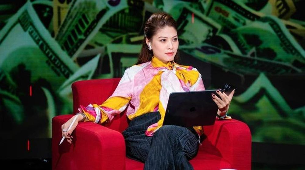 Không chỉ đảm nhận việc dẫn dắt các bản tin, BTV Ngọc Trinh còn tham gia vào công việc biên tập, tổ chức sản xuất.