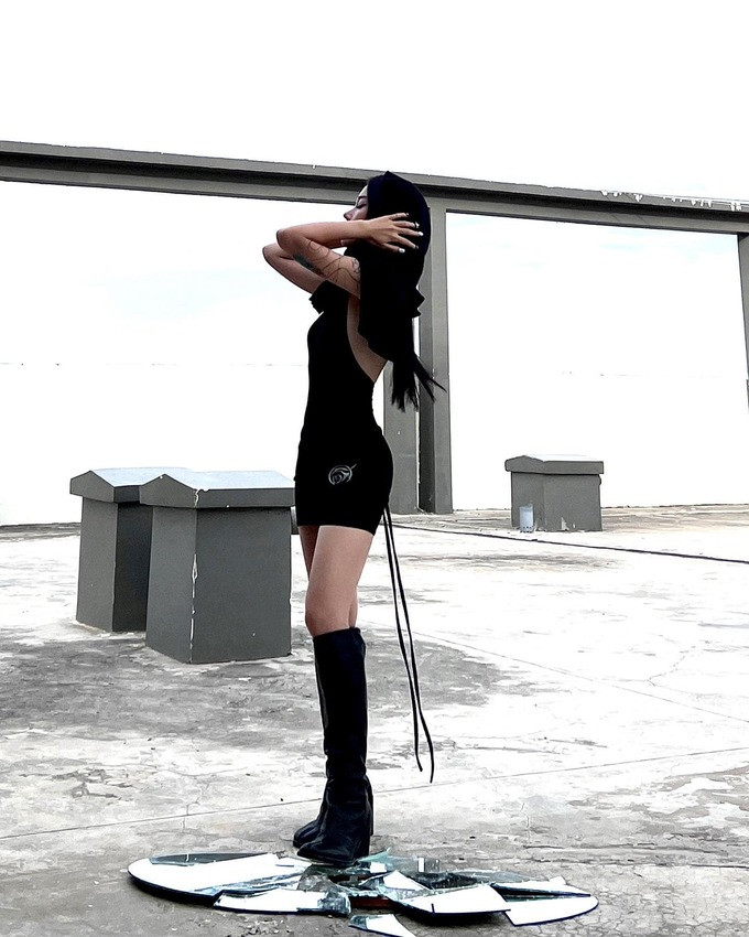 Có thể nhận thấy, sau vụ “đường ai nấy đi” với bạn trai Hoài Nam, Linh Ngọc Đàm đã cho thấy sự trưởng thành hơn hẳn.