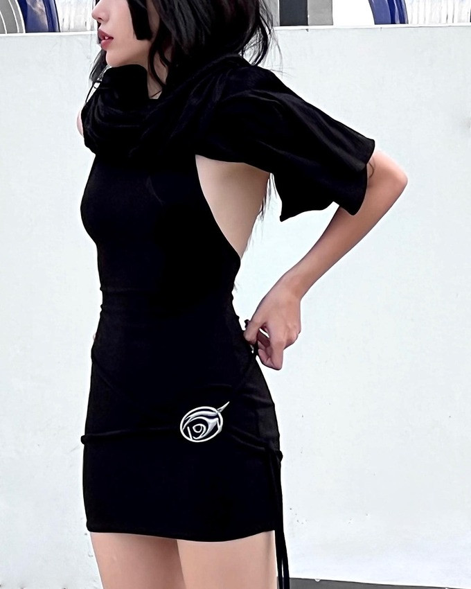 Song song với đó, nhiều người không khỏi bất ngờ khi Linh Ngọc Đàm tuyên bố sẽ theo đuổi đam mê ở lĩnh vực thời trang. Loạt ảnh mới đây của hot girl 9X này cũng nhận được sự chú ý không kém.