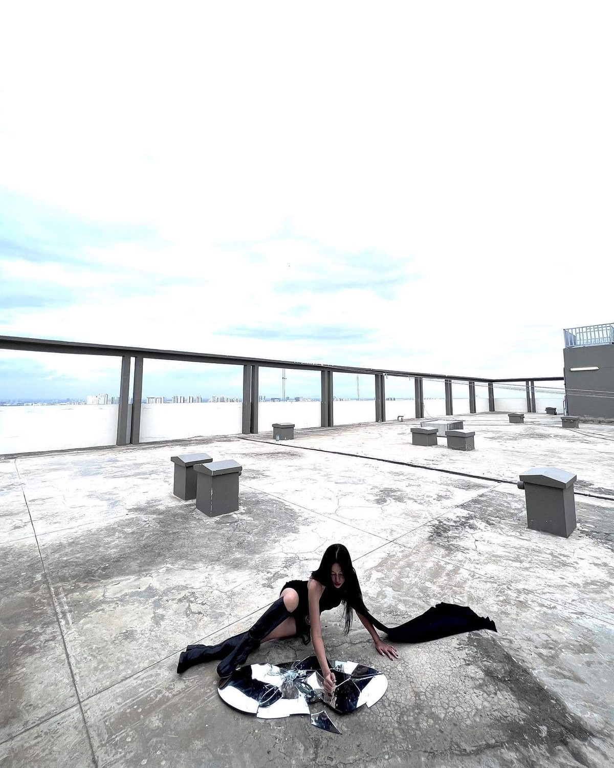 Có thể thấy, thần thái, cách kết hợp cũng như tạo dáng càng khiến cho Linh Ngọc Đàm nghiêm túc trong lĩnh vực mới cùng sự thăng hạng trong nhan sắc và sự nghiệp làm fashionista.