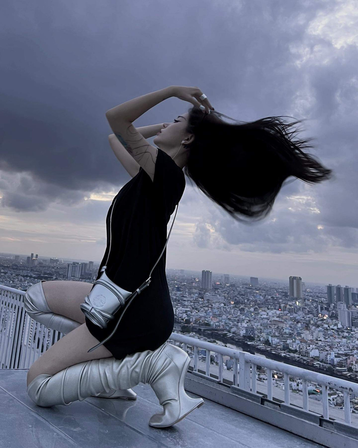 Trước đó, Linh Ngọc Đàm từng khiến không ít người trầm trồ với bộ ảnh “ngầu đét” cũng như sự ấn tượng.