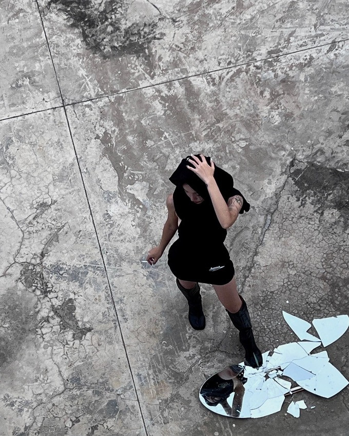 Theo đó, Linh Ngọc Đàm diện trang phục kín đáo nhưng với tài mix - match ấn tượng, cô đã nhận được nhiều lời khen của cư dân mạng.