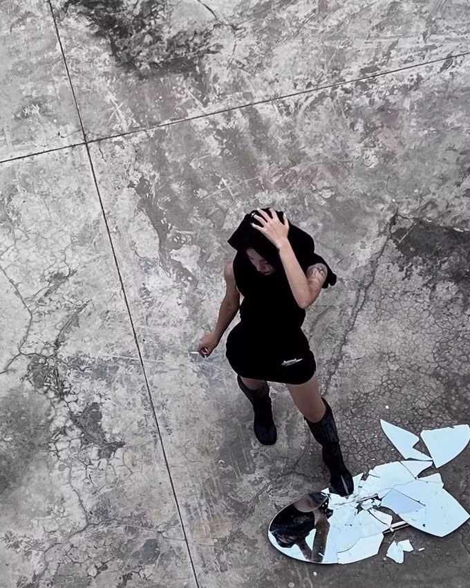 Theo đó, Linh Ngọc Đàm diện trang phục kín đáo nhưng với tài mix - match ấn tượng, cô đã nhận được nhiều lời khen của cư dân mạng.