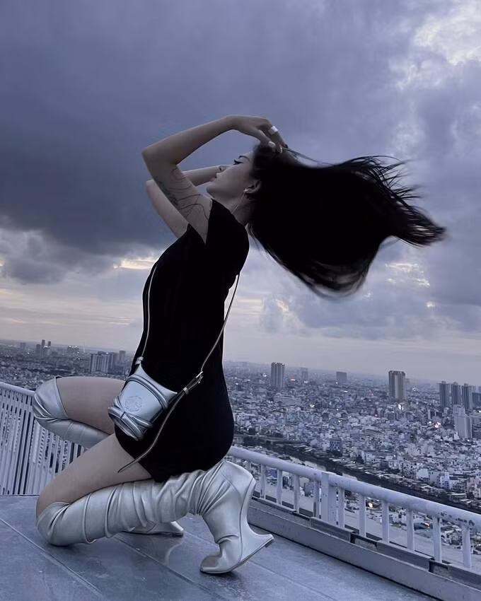 Thêm vào đó, thần thái “ngầu đét” quen thuộc đã làm nên thương hiệu của Linh Ngọc Đàm cũng như bối cảnh càng khiến loạt khoảnh khắc này trở nên ấn tượng với cư dân mạng.