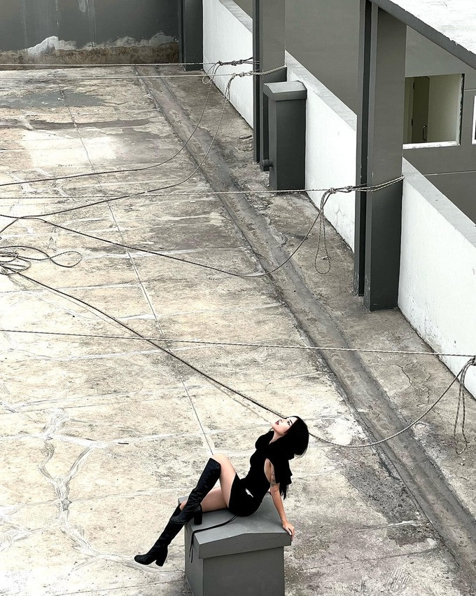 Mặc dù những bộ váy kín đáo nhưng với thiết kế ôm sát giúp tôn trọn thân hình đồng hồ cát của Linh Ngọc Đàm. Đặc biệt, khi cô kết hợp trang phục này với boots cùng với mũ trùm đầu khiến tổng thể trở nên cực chất cũng như ma mị.