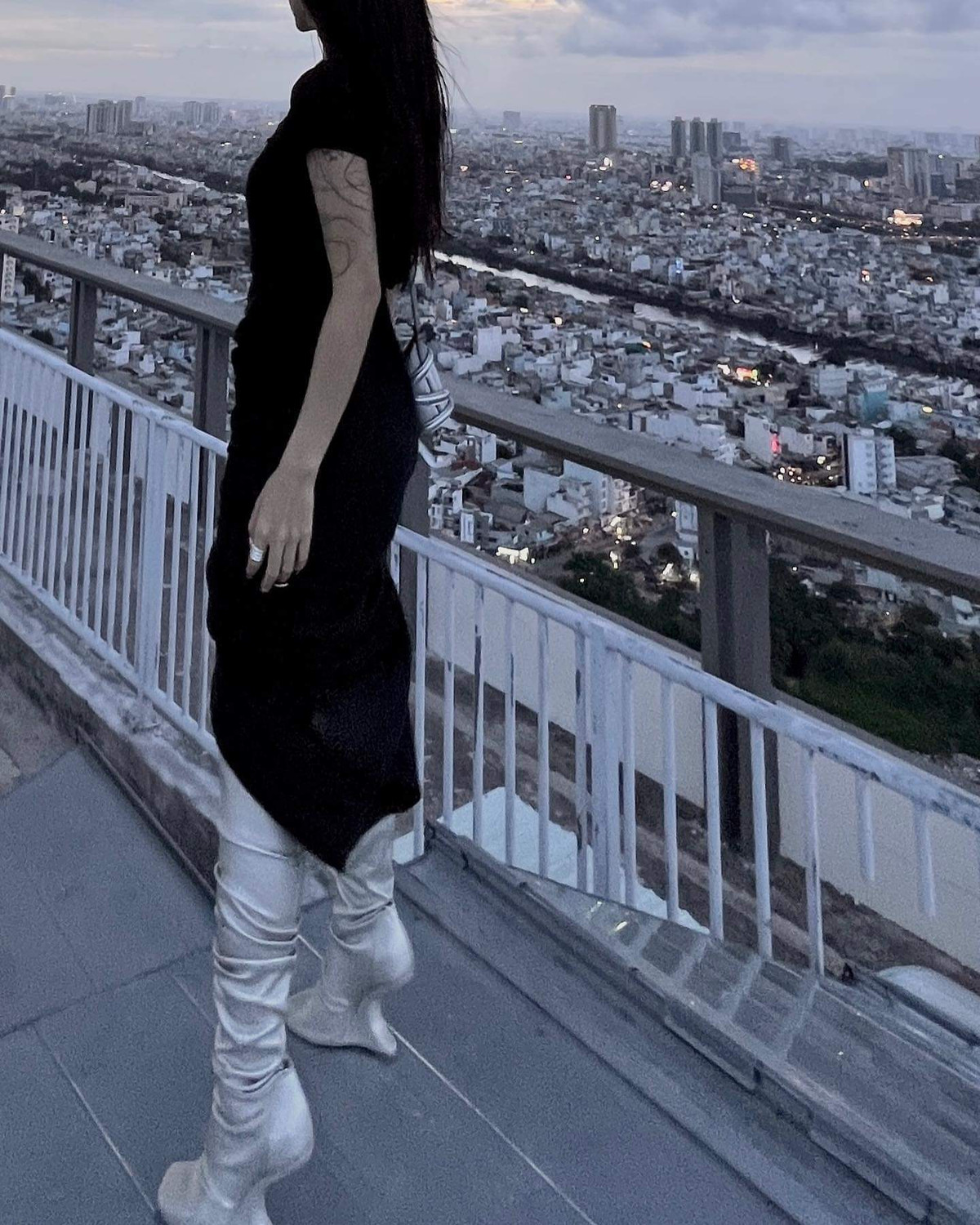 Theo dõi Linh Ngọc Đàm, nhiều người nhận ra cô nàng không chỉ cho thấy phong cách thời trang ngày một ấn tượng, sành điệu mà còn đúng chuẩn fashionista với sự táo bạo...