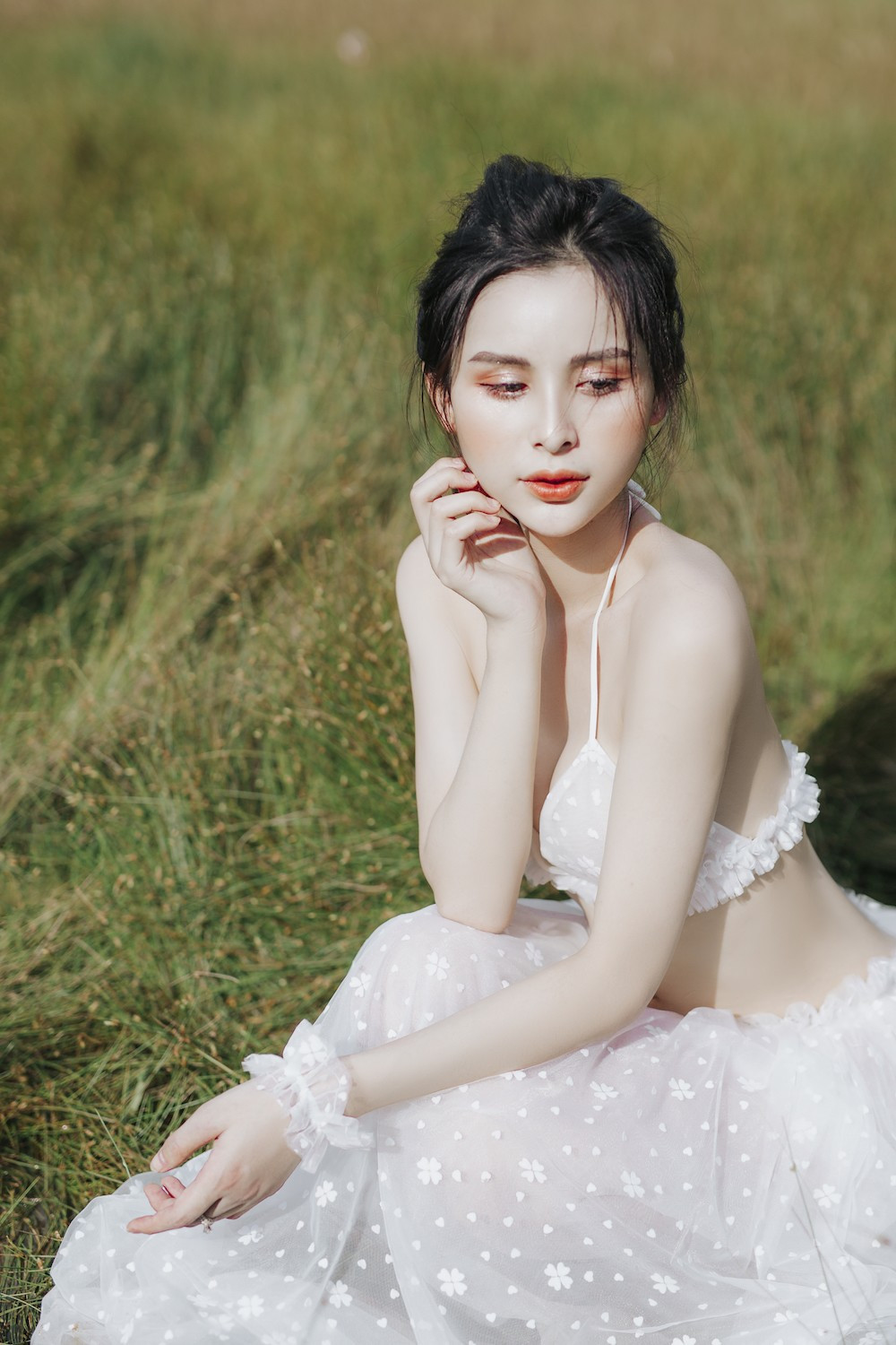 Nhờ sở hữu nhan sắc xinh đẹp, vóc dáng cân đối, nữ tính, Tường Vi nhanh chóng thu hút sự quan tâm của công chúng.