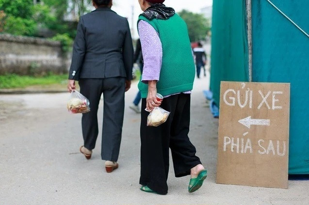 Ba me to di an co con chua no ca mam voi chia do