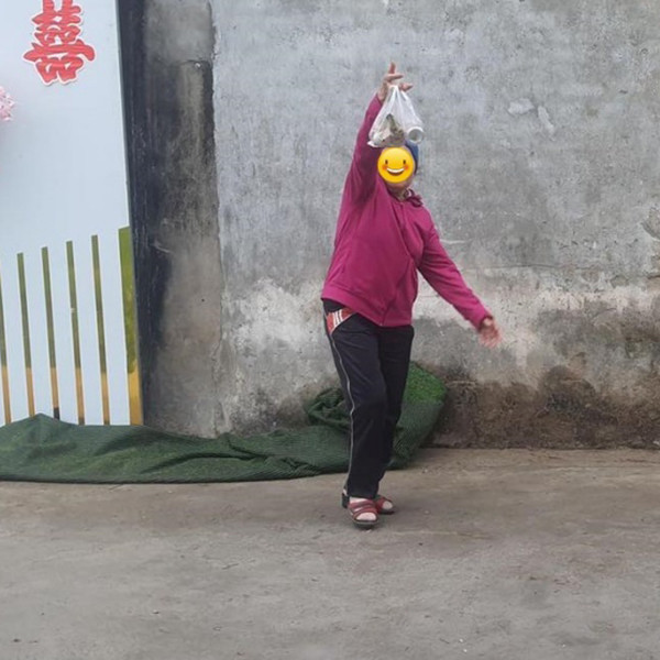 Vì không muốn lấy phần nên số thức ăn chị Mai được chia dồn lại vào một chiếc đĩa. Lúc này trên mâm chỉ còn lại vỏn vẹn đĩa rau và bát canh.