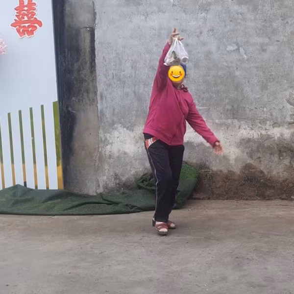 Vì không muốn lấy phần nên số thức ăn chị Mai được chia dồn lại vào một chiếc đĩa. Lúc này trên mâm chỉ còn lại vỏn vẹn đĩa rau và bát canh.