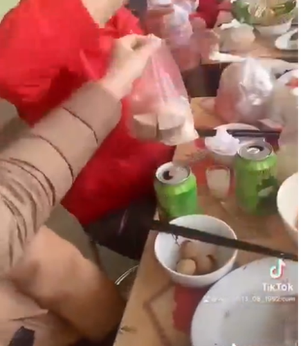 Sau khi đăng tải, bài viết đã nhanh chóng thu hút sự chú ý của nhiều người. Một số ý kiến cho rằng việc chỉ chăm chăm lấy phần như vậy là không hợp lý. Tuy nhiên, người mẹ cũng cần nhắc nhở con không nên kén ăn. Dù là trẻ nhỏ nhưng mỗi người đều có phần ăn của mình. Những người lấy phần họ cũng muốn mang đồ ăn về cho con cháu của mình. Nếu nhường cho đứa trẻ thì con cháu của họ sẽ mất phần. Và tất nhiên không ai có nghĩa vụ phải nhường cho người lạ.