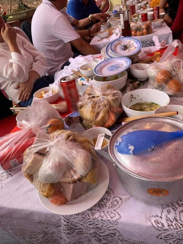 Trong lúc ăn vì con trai chị khá kén ăn nên chỉ thích ăn tôm. Tuy nhiên, khi cháu vừa ăn 1,2 con, mọi người trong mâm đã nhao nhao chia phần vì sợ đứa trẻ ăn hết.