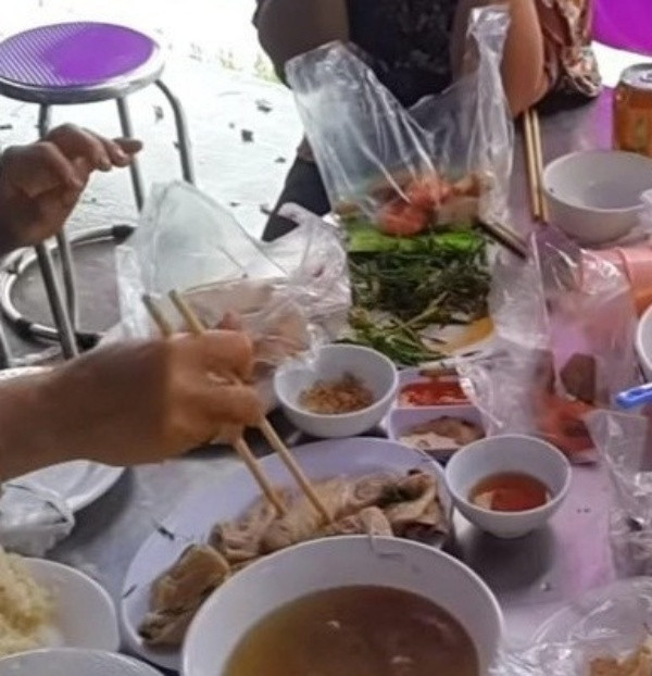 Khi mâm cỗ vừa được bê ra, cả mâm còn chưa ai động đũa thì đã có một người cầm cuộn túi nilon đưa cho mọi người.