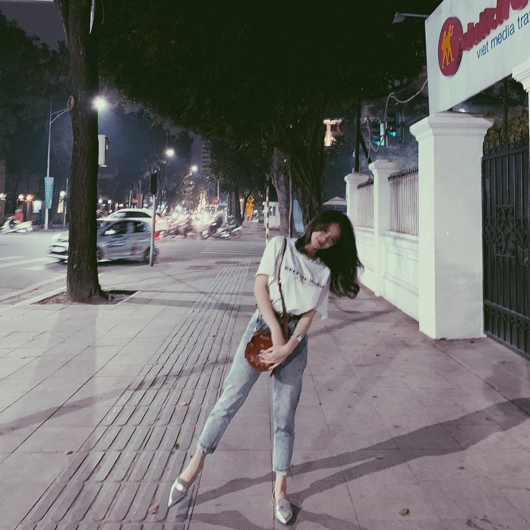 Linh Ka được nhận xét là duyên dáng hơn khi mặc những bộ trang phục kín đáo, đúng lứa tuổi. Như set đồ này, cô chọn mặc chiếc váy may bằng vải ren xếp tầng nhẹ nhàng.