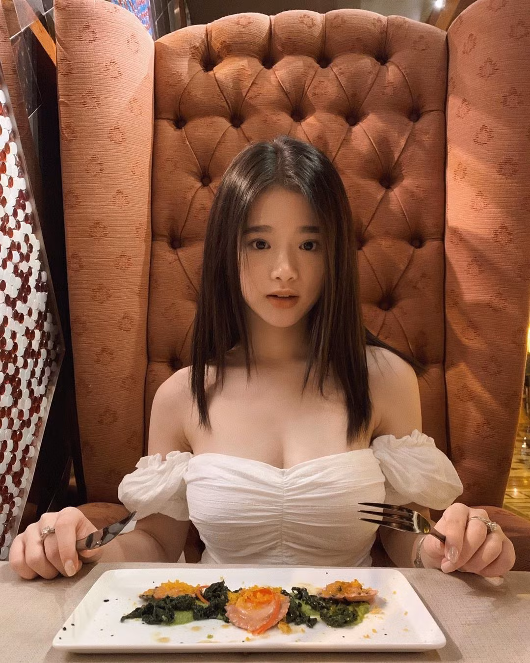 Trong một buổi phỏng vấn, Linh Ka có chia sẻ về phong cách ăn mặc của mình. Cô thừa nhận sẽ có người thích, có người không hài lòng về điều này.